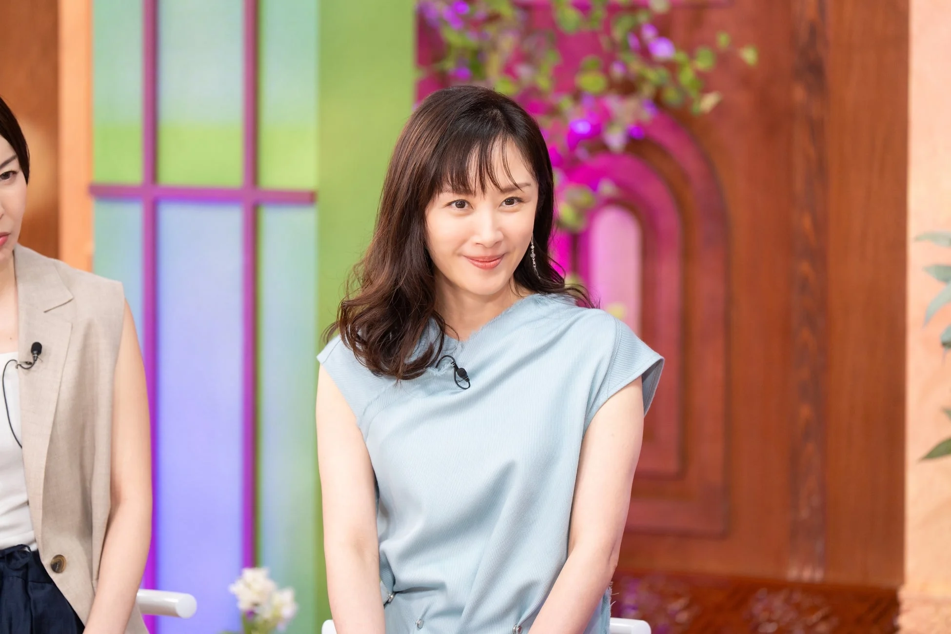 ライトブルーの衣装を着て笑顔を見せる日本人女性
