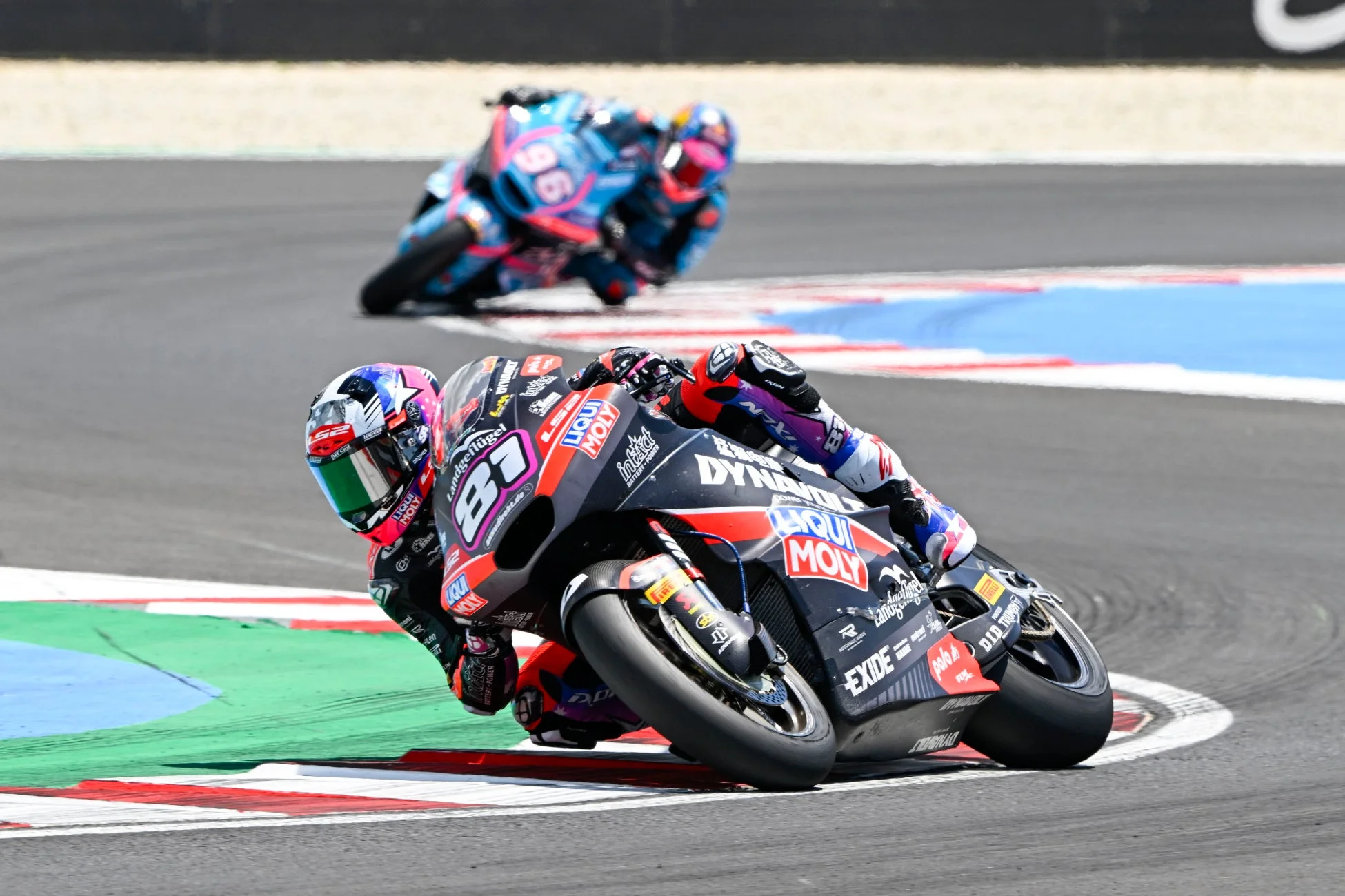 MotoGP™でコーナリングするバイク