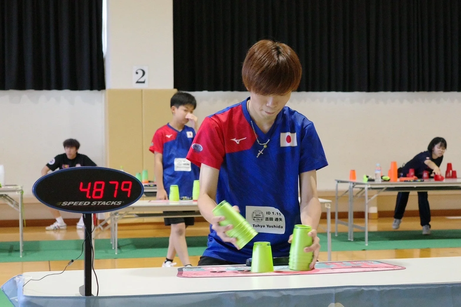 スポーツスタッキング競技中の日本人選手