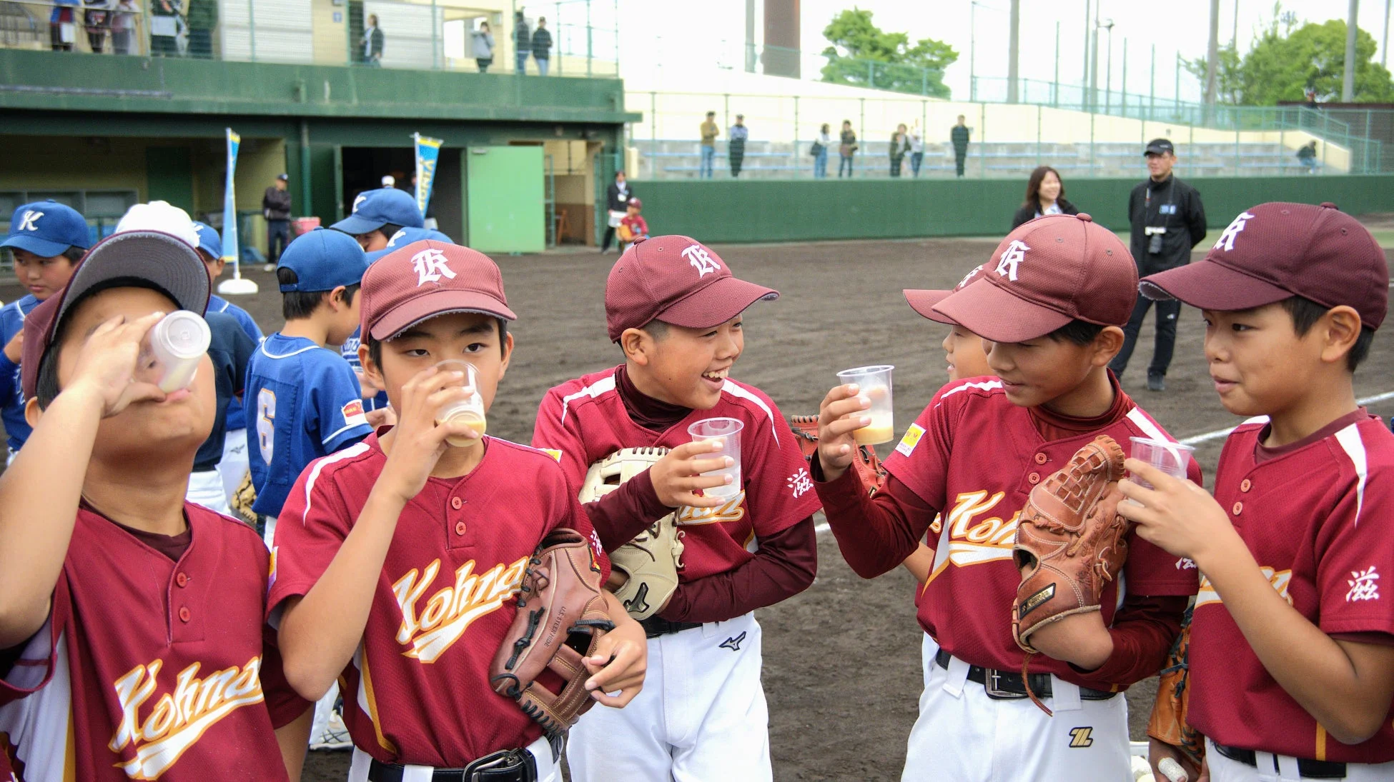 少年たちが飲み物を飲んでいる様子