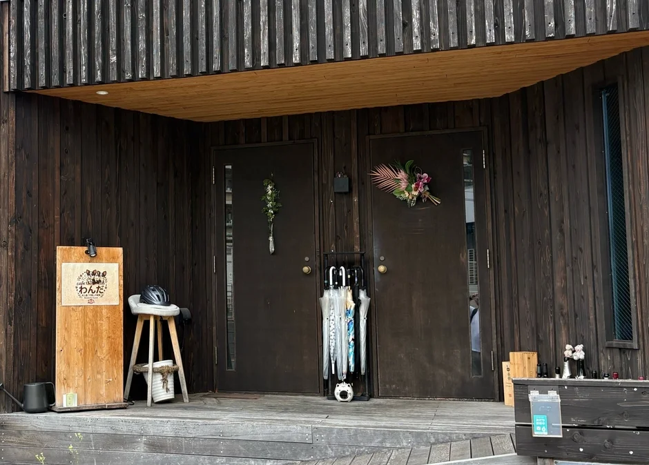 木製の外壁を持つ建物の玄関