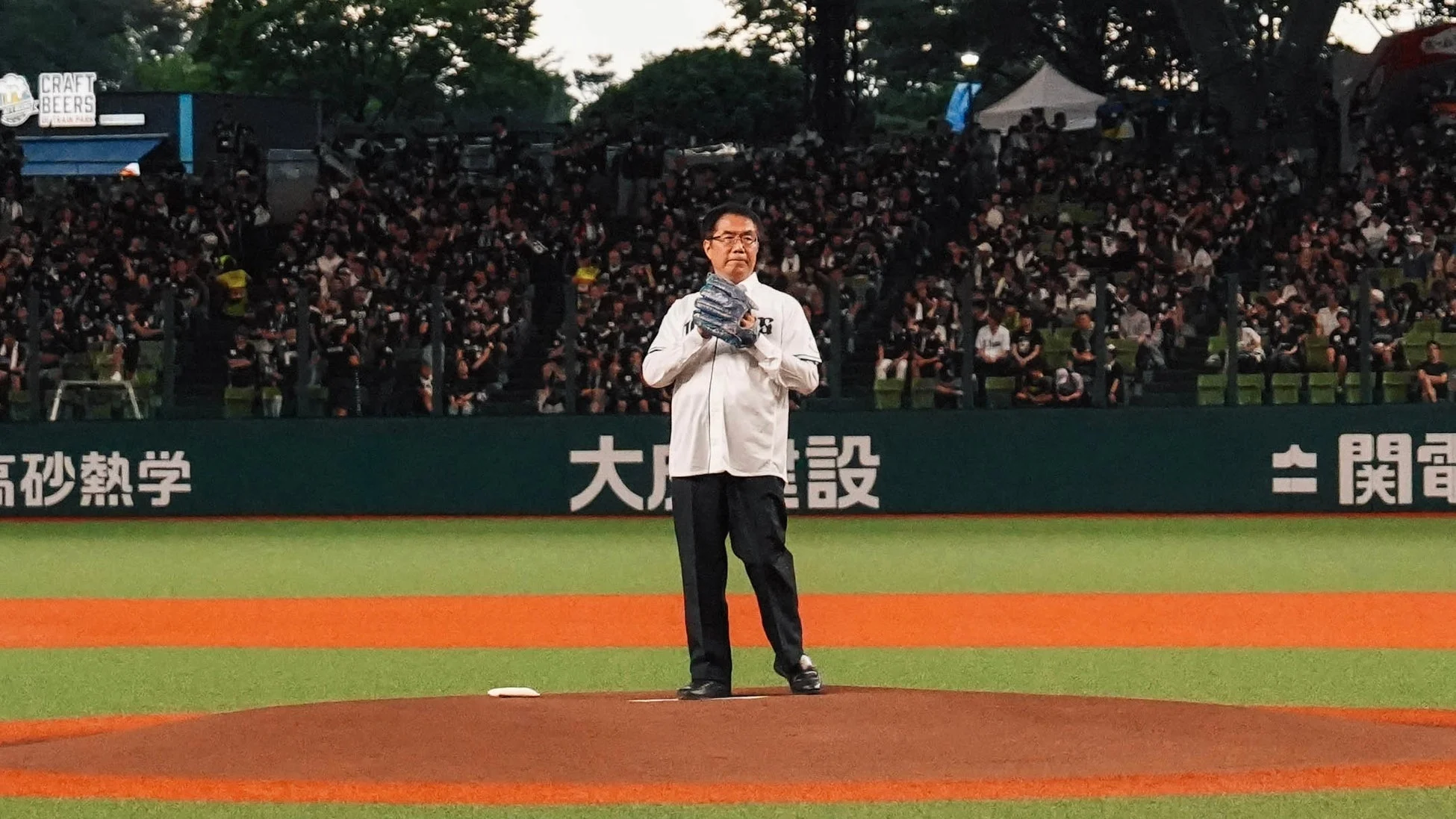 黄偉哲市長による始球式
