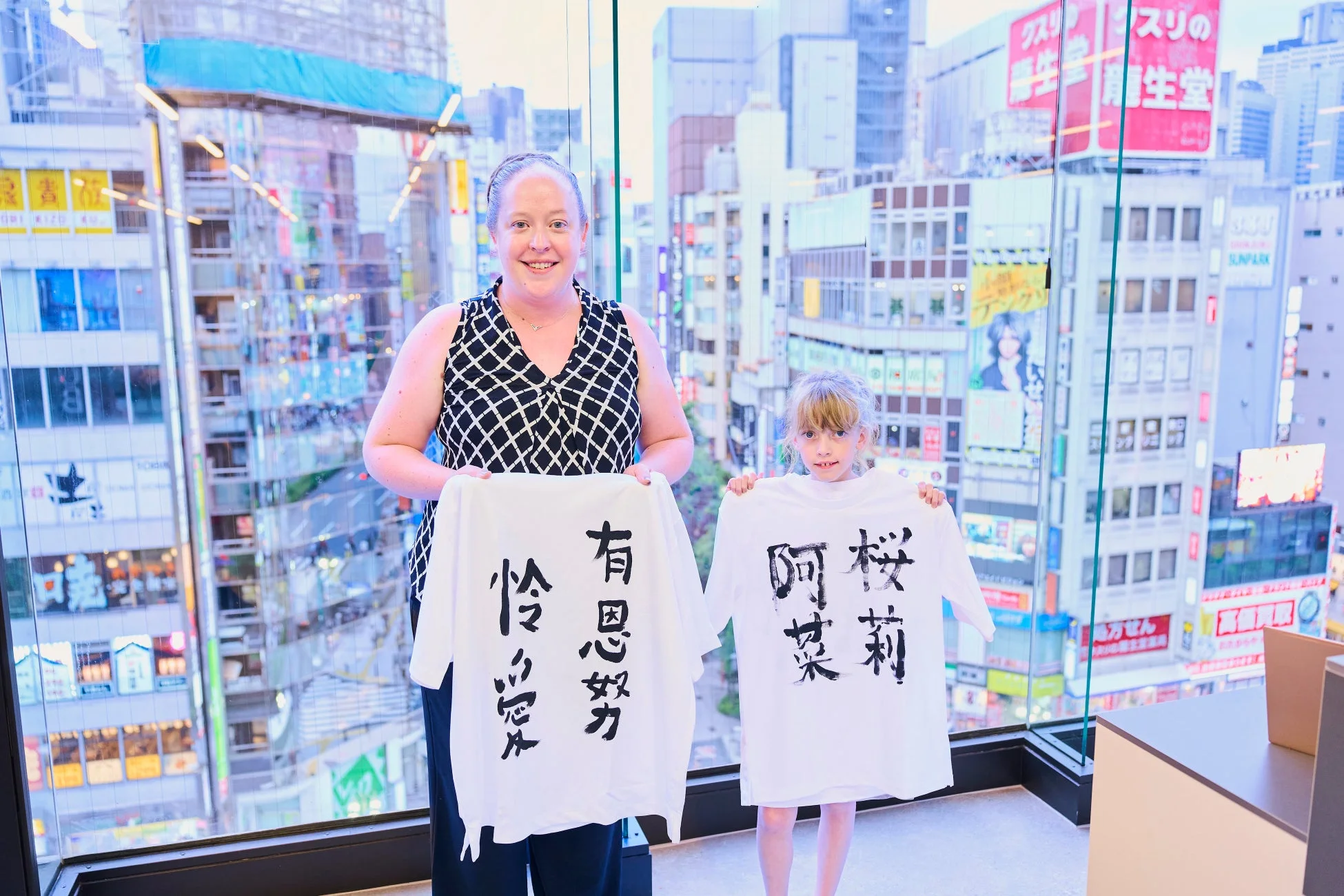 書道作品を手にする親子の笑顔