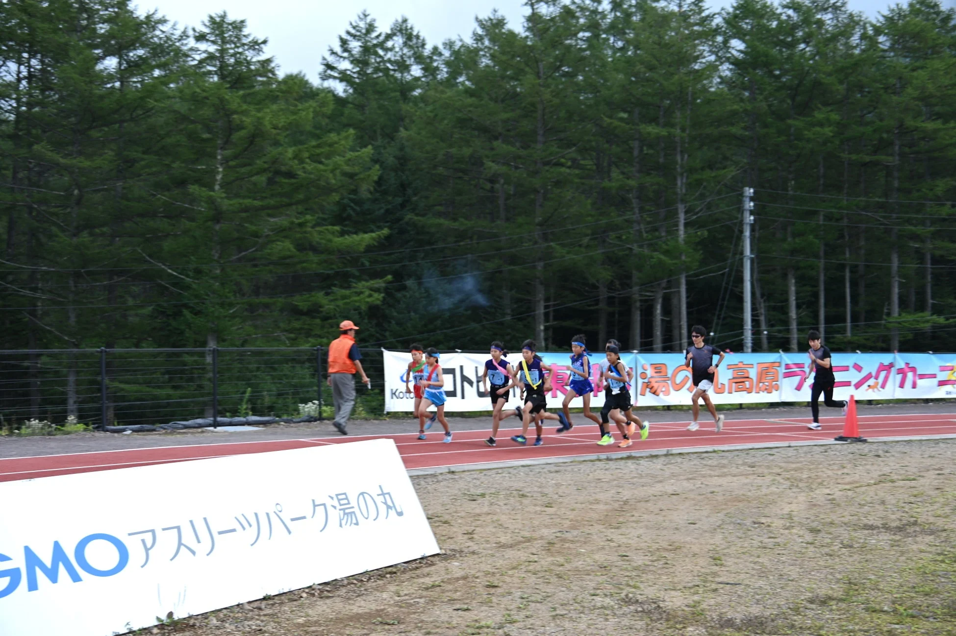 陸上競技場でランナーが走る様子