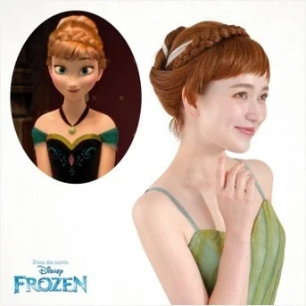 アナと雪の女王のアナのキャラクターと、そのアナを模した実写の女性