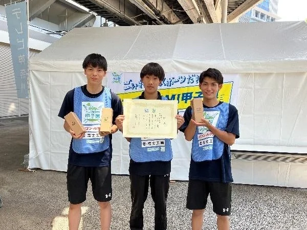 優勝した光明学園相模原高校「マッソー光明バレーボール部」のメンバー