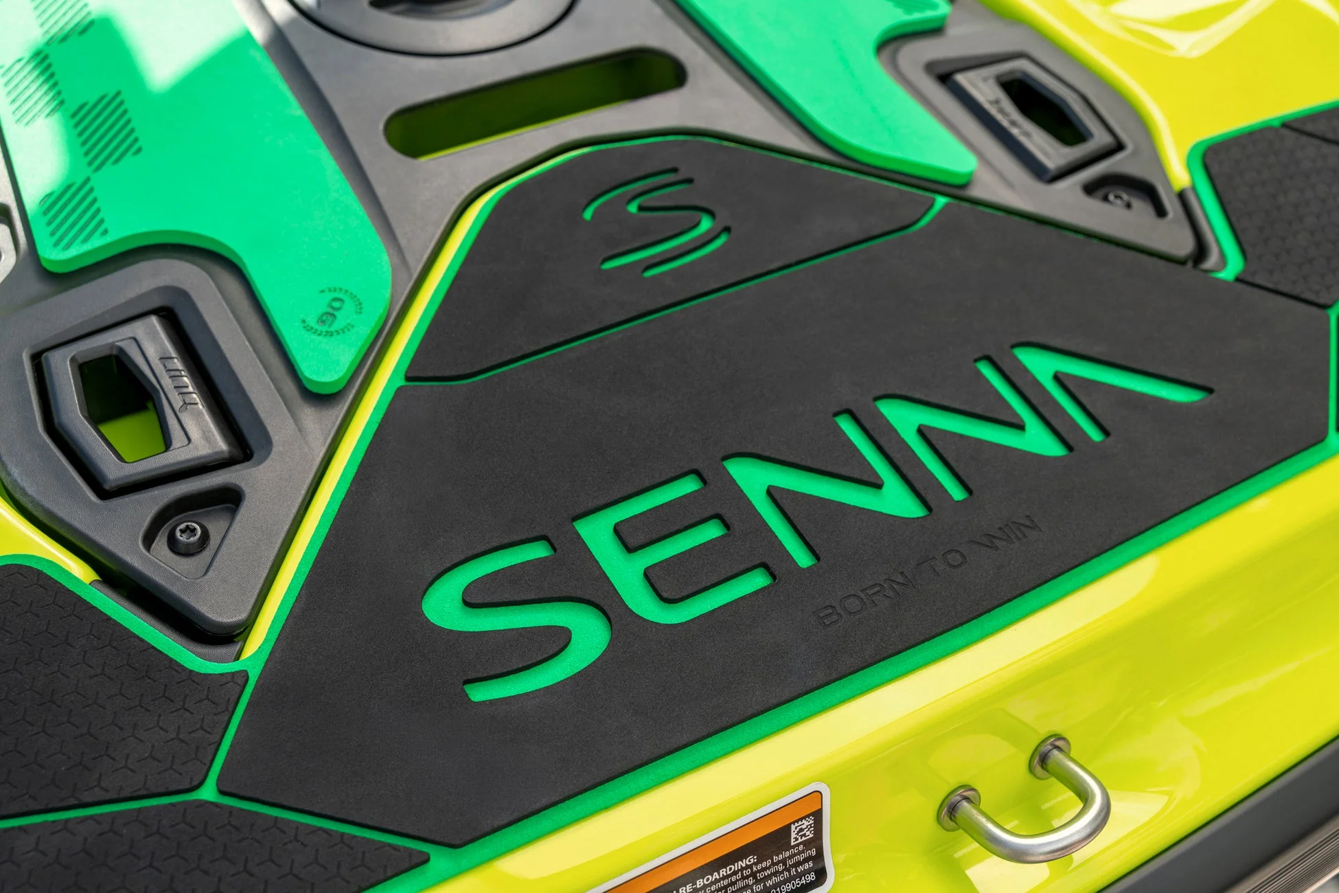 Sea-Doo RXP-X Senna 350のデッキ部分のクローズアップ