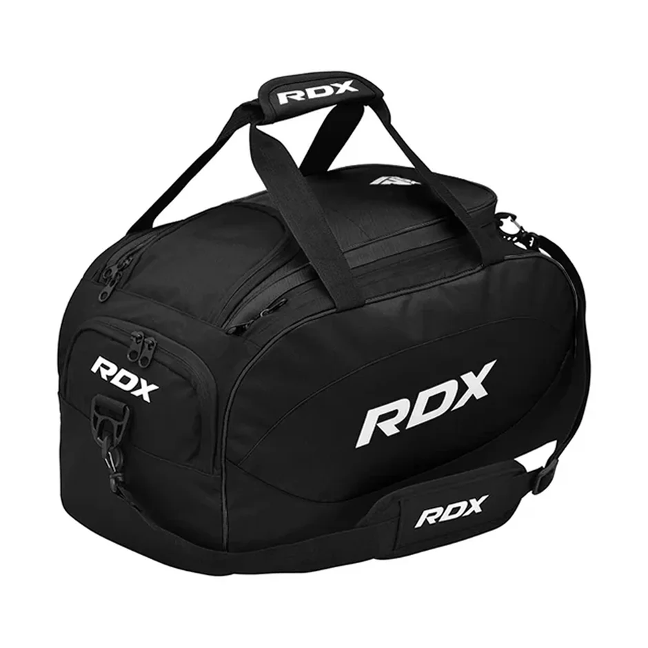 黒色のRDXブランドのダッフルバッグです。持ち手とショルダーストラップが付いており、スポーツジムや旅行など様々なシーンで活躍しそうなデザインで、複数のポケットが見られます。