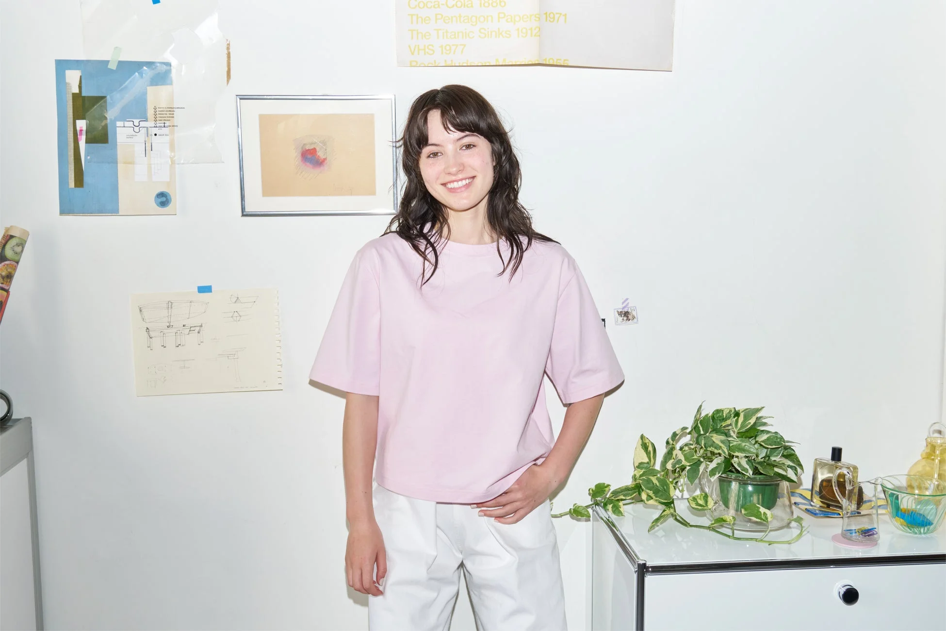 ピンクのTシャツと白いパンツを着た若い女性