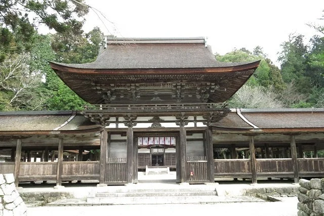 油日神社の茅葺き屋根の建物