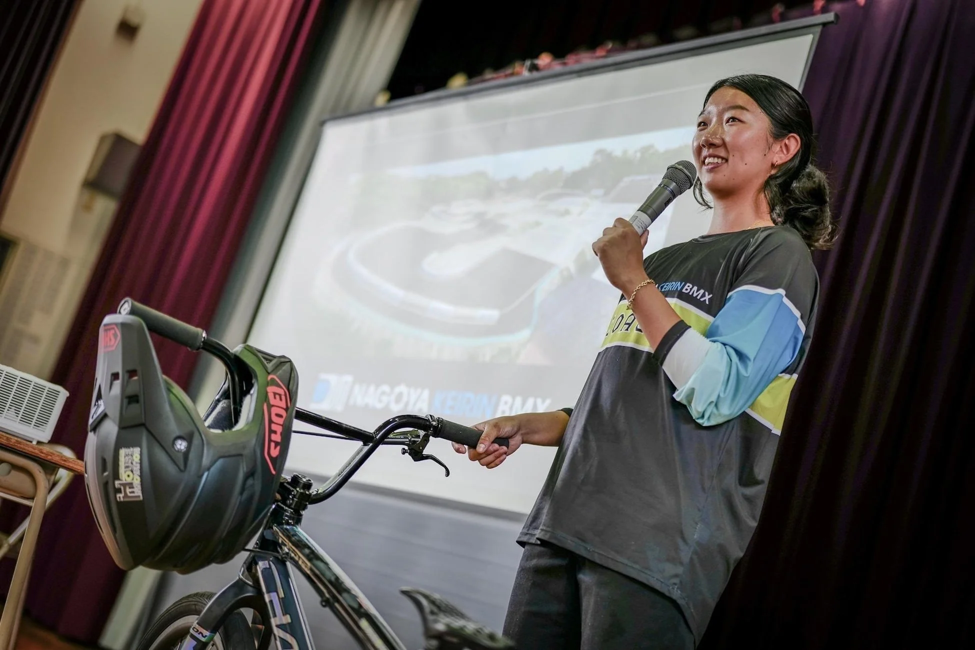 BMX選手がマイクを持ってプレゼンテーション