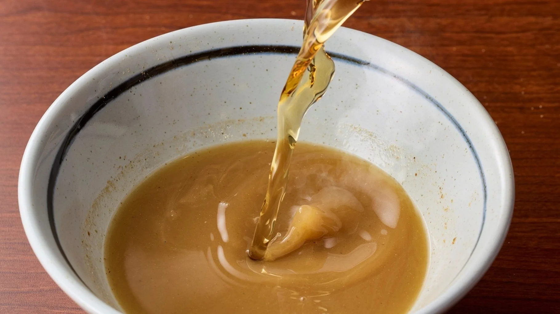 かけだしを注ぐ様子