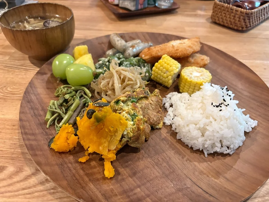 木製プレートに盛られた、彩り豊かで品数の多い健康的な食事