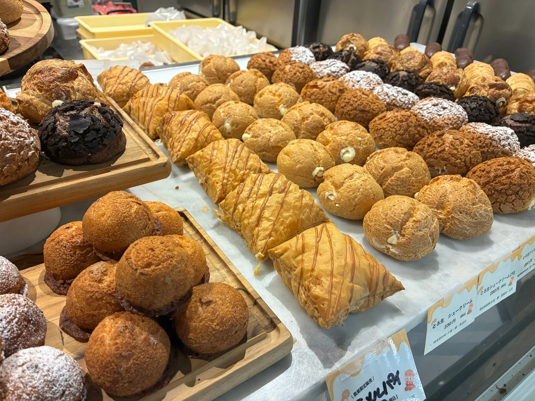 ショーケースに並ぶシュークリームとパイ