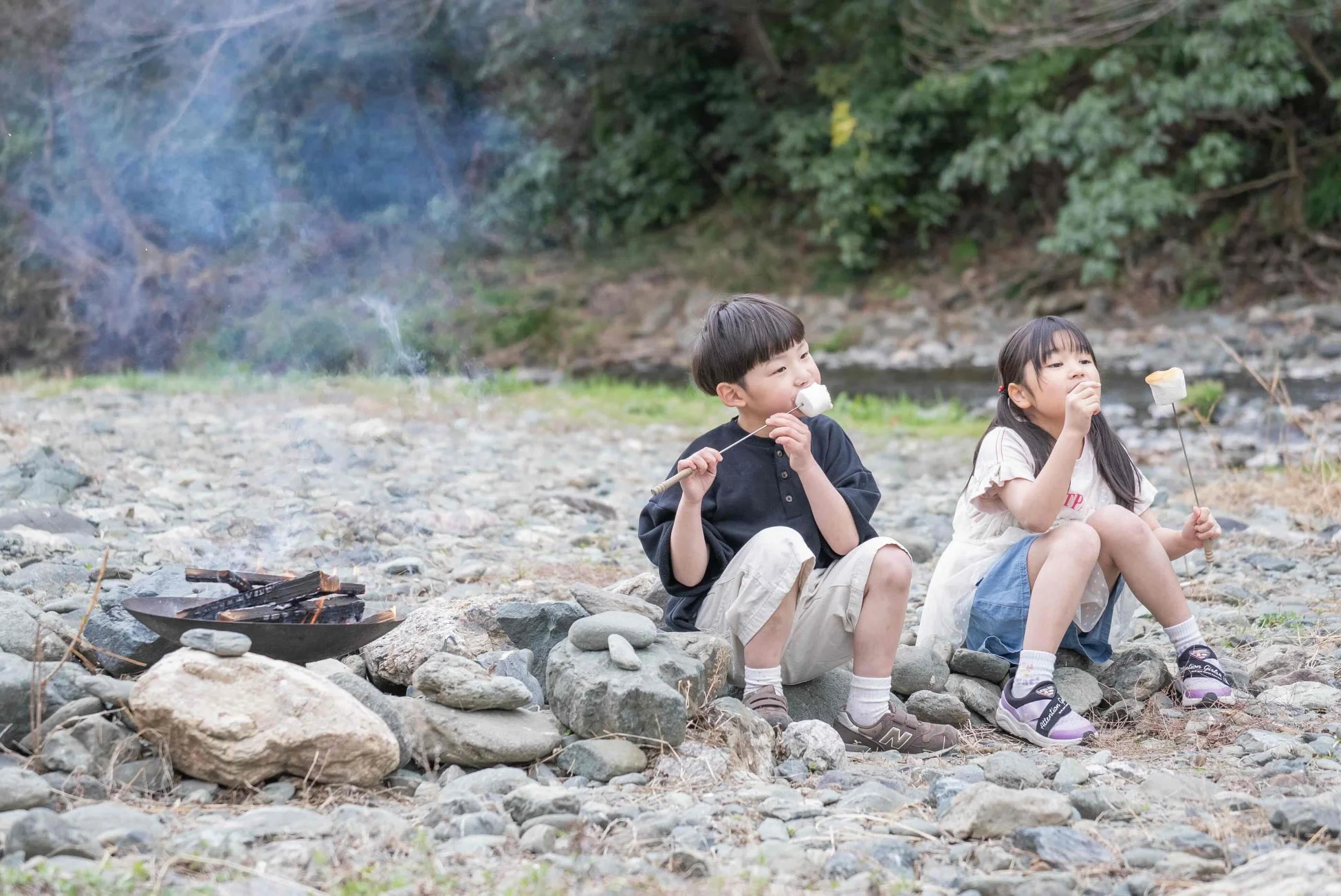 川原でマシュマロを焼く子供たち
