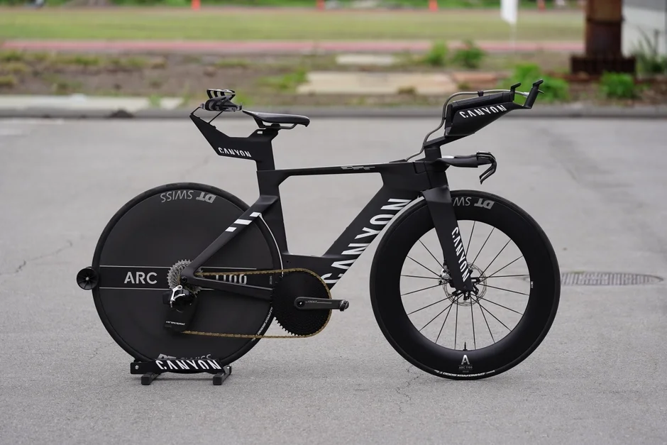 黒いCANYON製タイムトライアルバイクが舗装路に停車