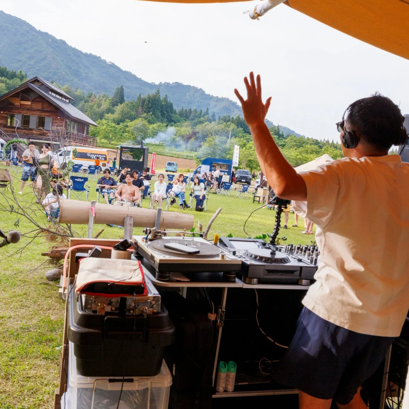 DJが音楽をかけている野外イベントの様子