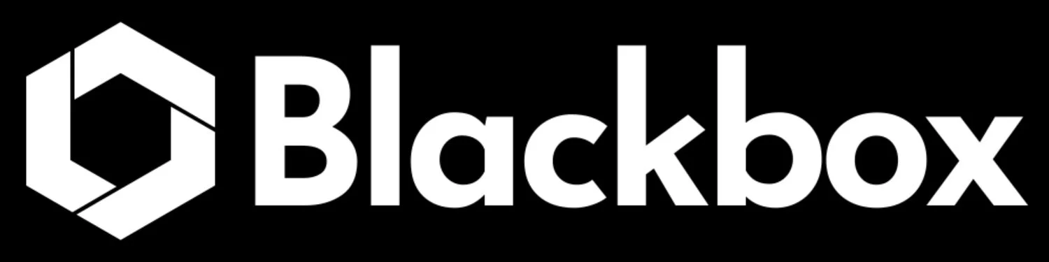 黒い背景に白い文字で「Blackbox」と書かれたロゴマーク