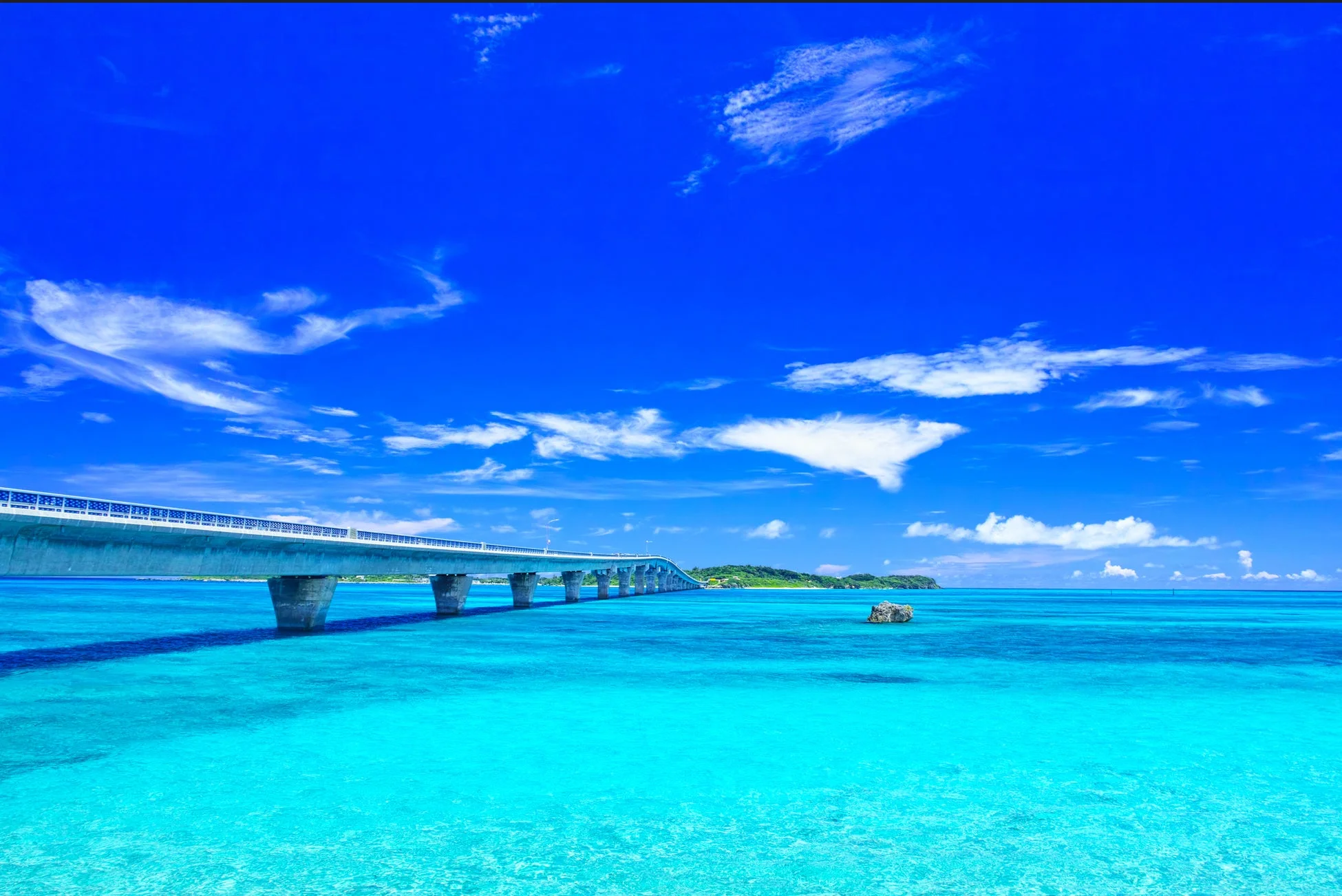 エメラルドグリーンの海に架かる橋