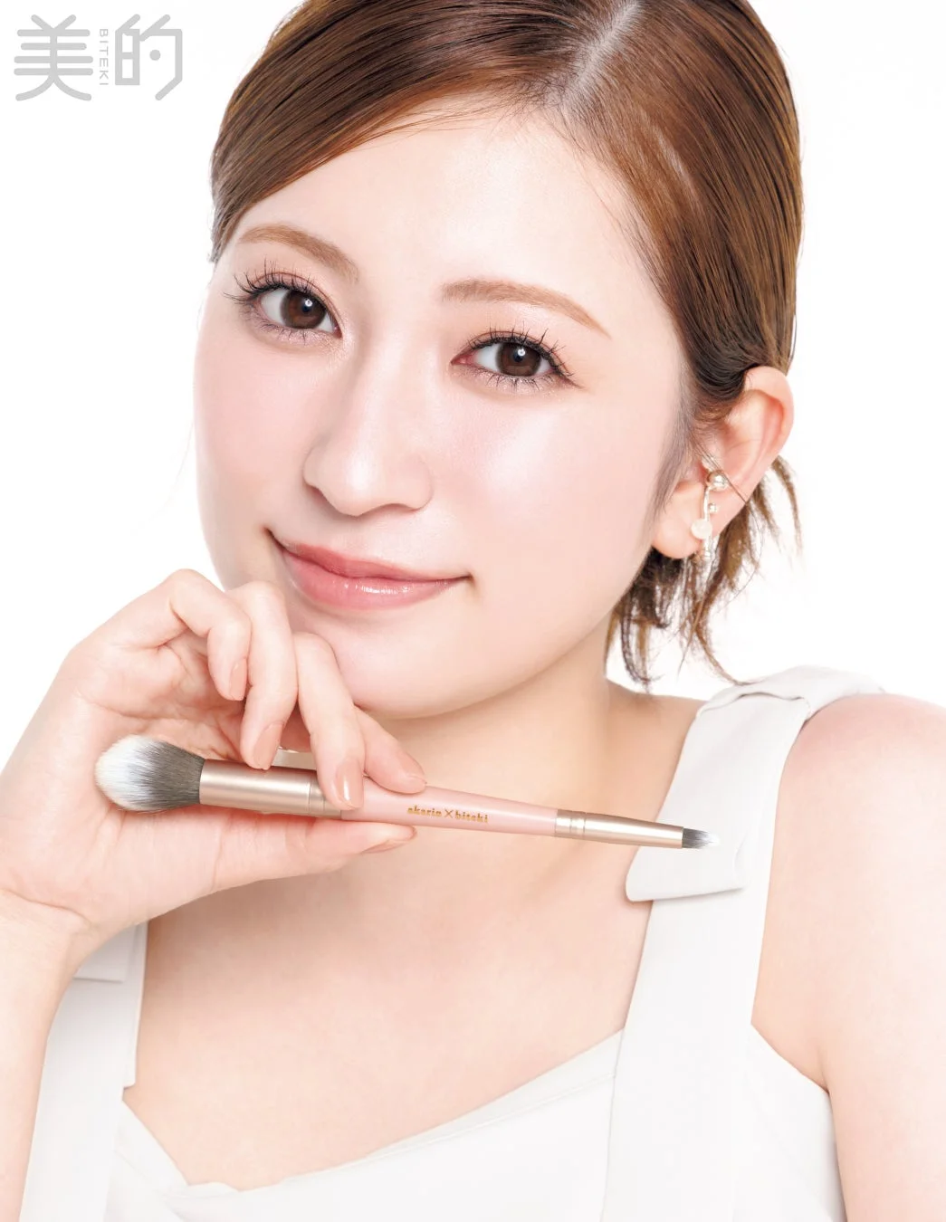 吉田朱里さんがブラシを持っている画像