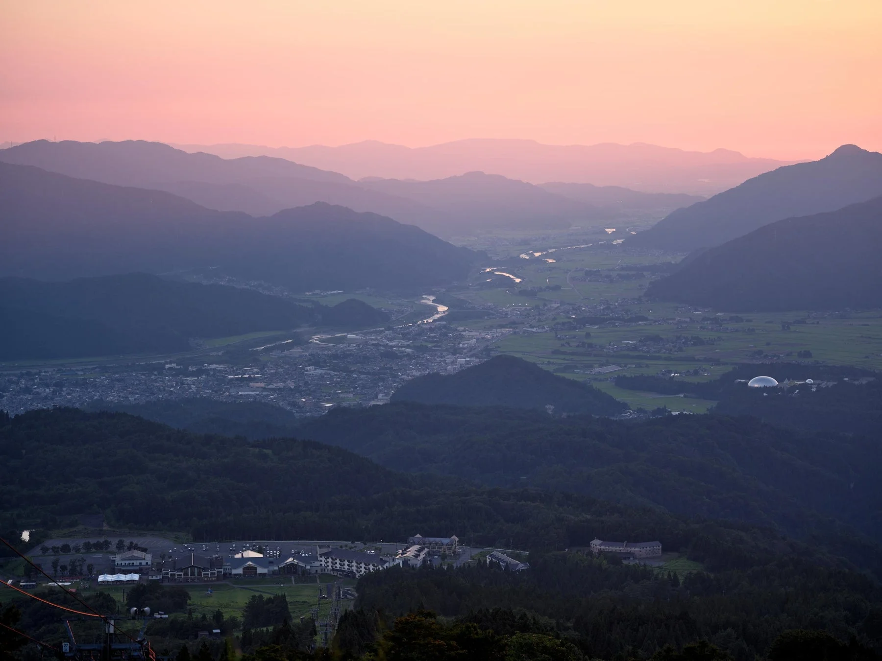 山と渓谷の広がる風景