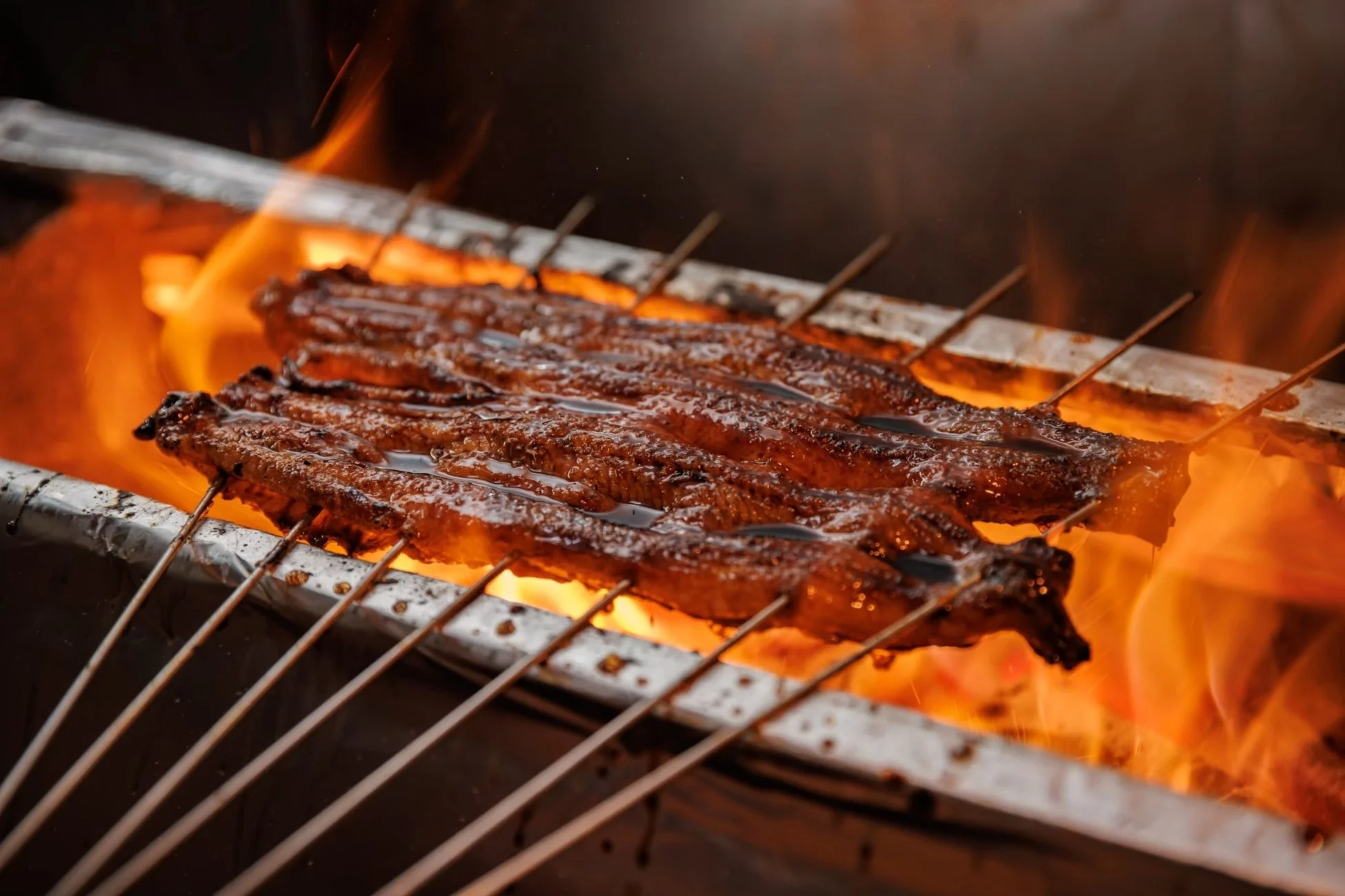 炭火で焼かれる肉