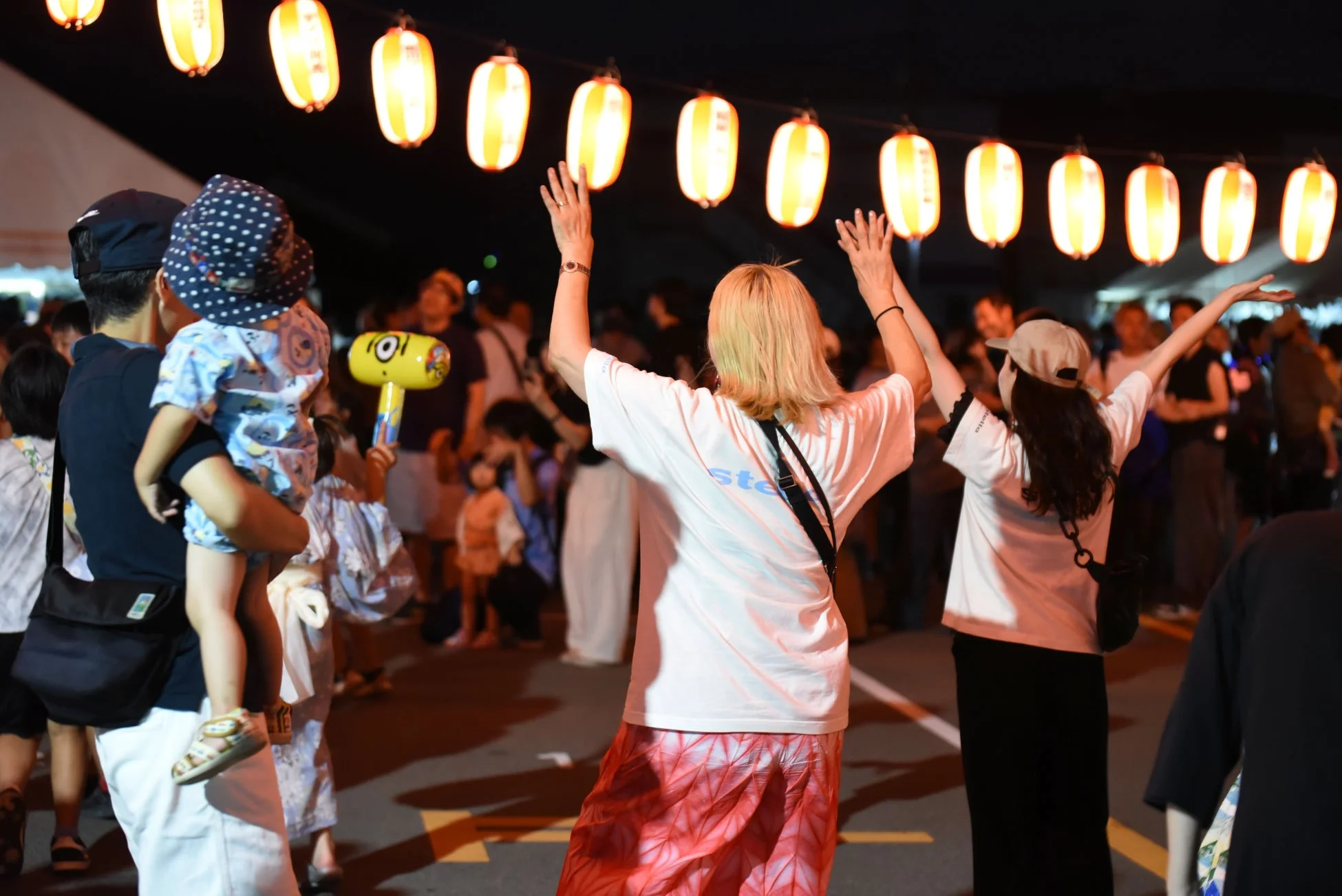 夜の祭り、提灯、人混み