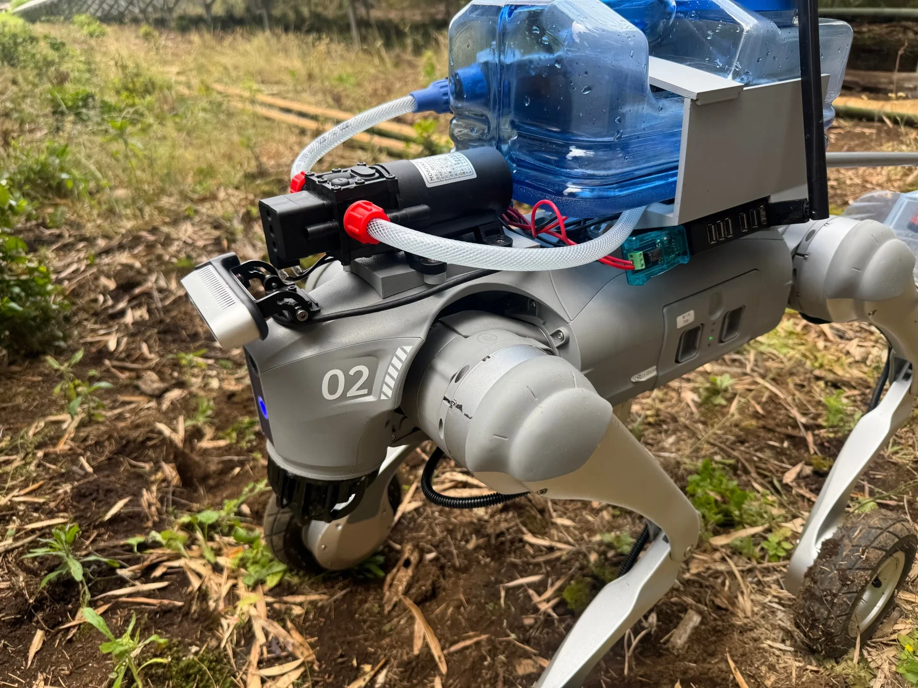 カスタマイズされた四足歩行ロボット