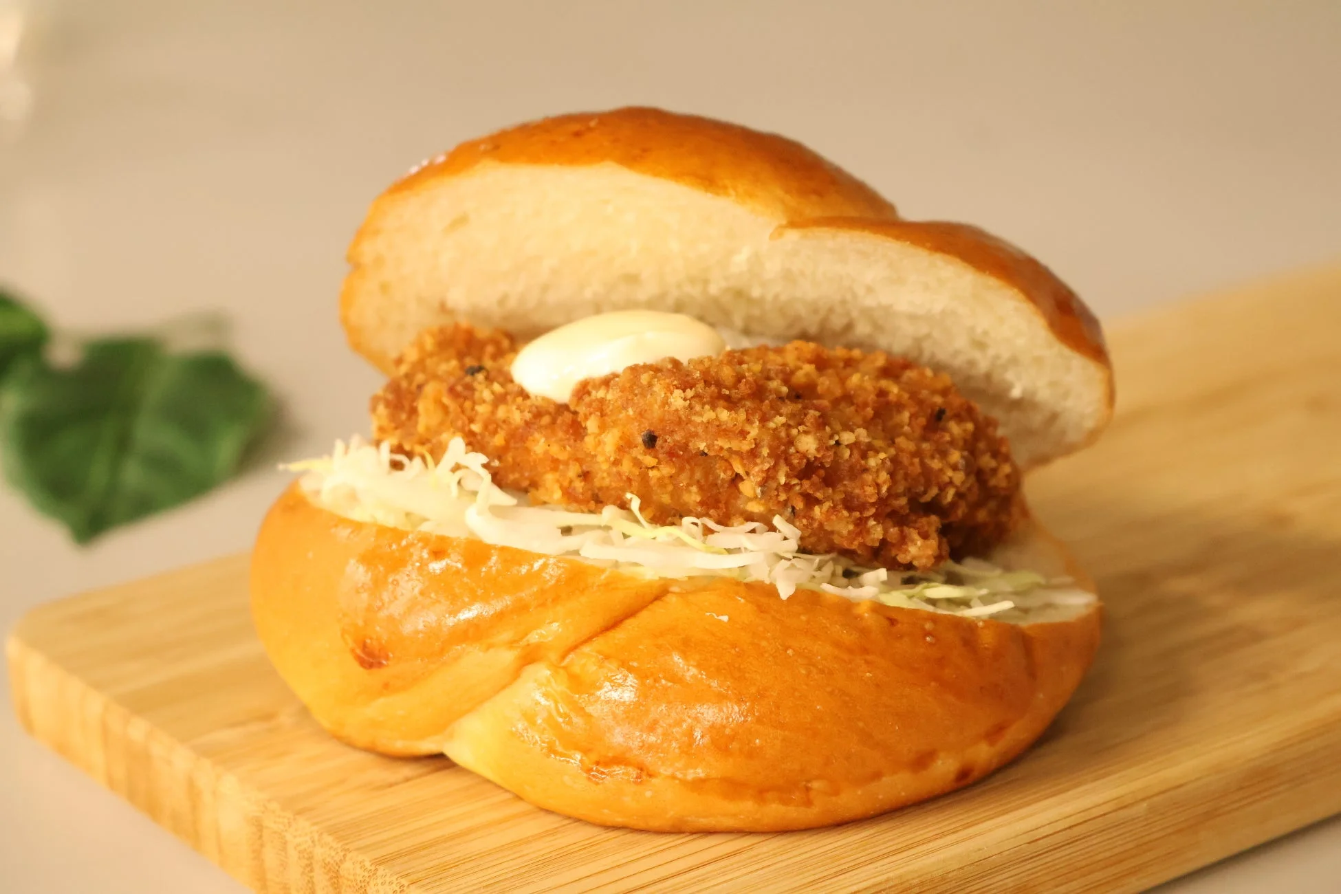ザク旨スパイスのフライドチキンバーガー