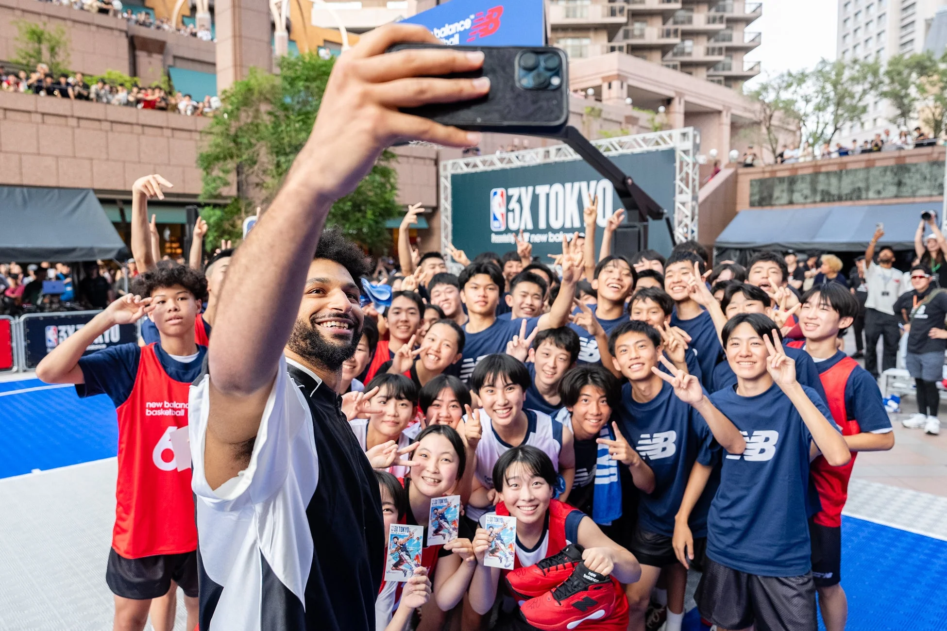 ジャマール・マレー選手がファンと自撮りしている様子
