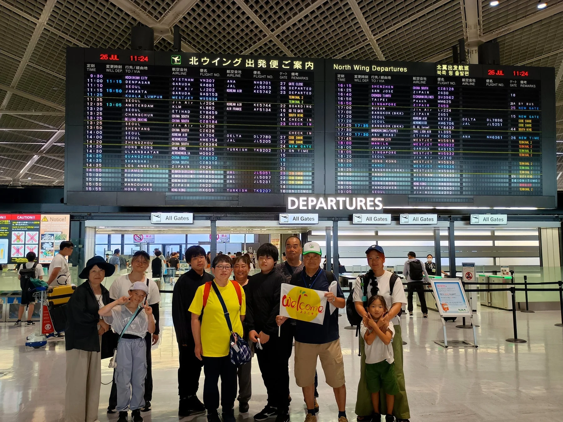 空港ロビーの集合写真
