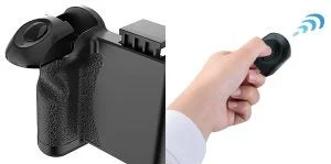 スマートフォン装着用のグリップとワイヤレスリモコンを操作する手