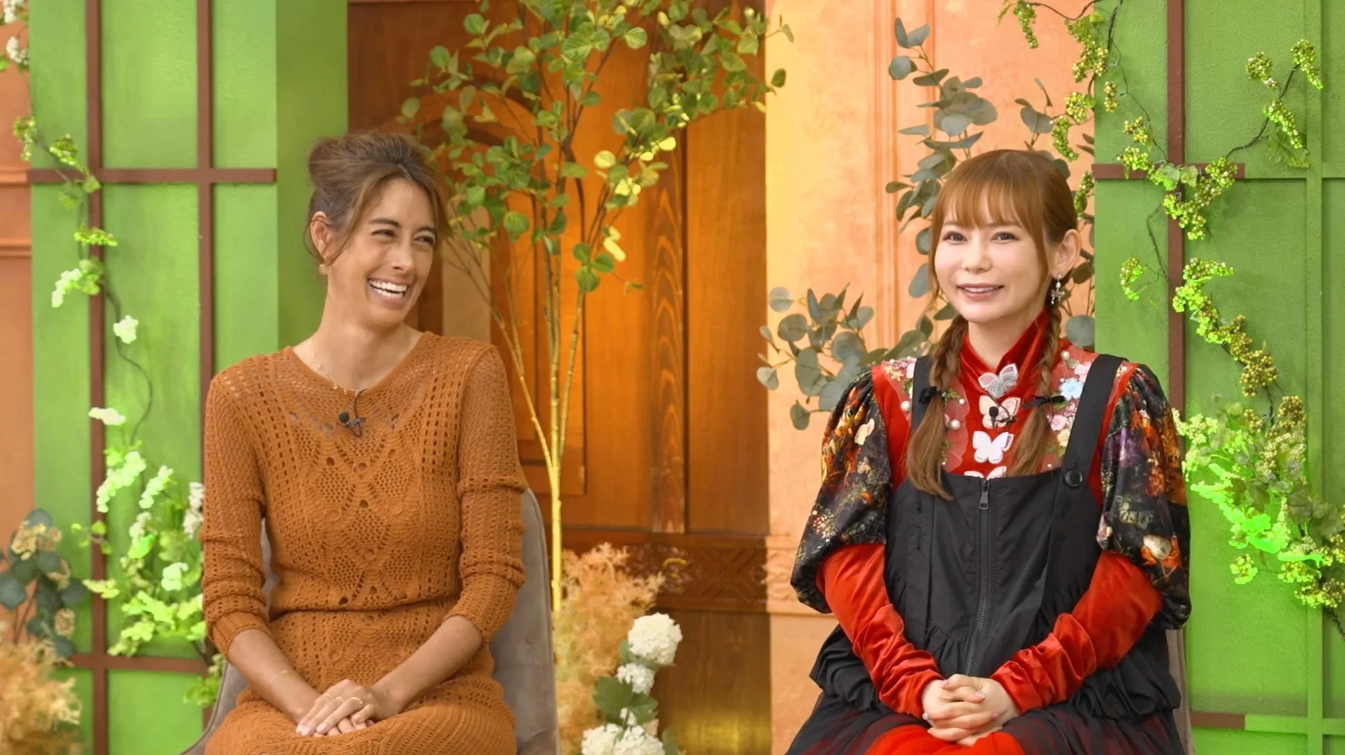スタジオで向かい合って座る二人の女性