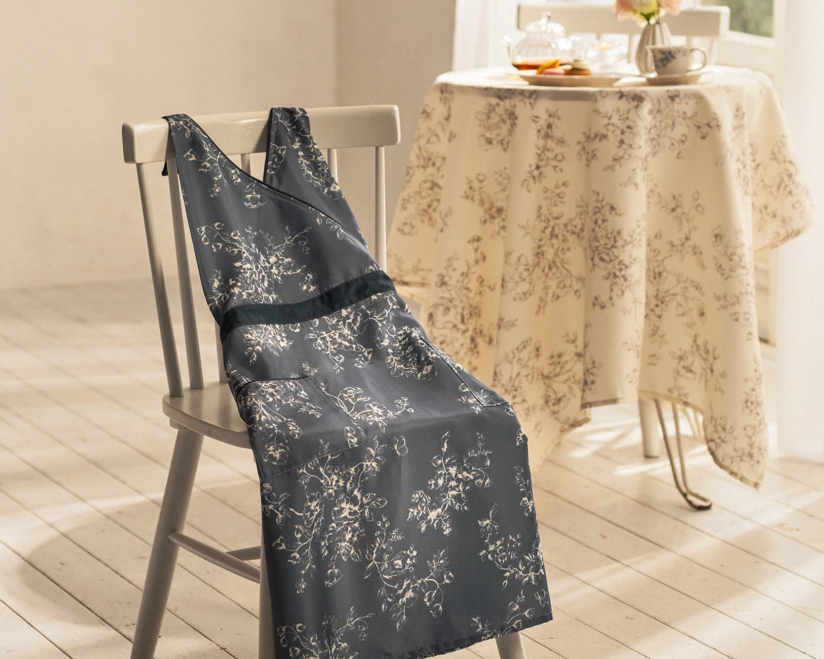 エプロン,椅子,テーブル,テーブルクロス,ティーセット,花柄,インテリア,部屋,上品,落ち着いた雰囲気,生活雑貨,ファブリック