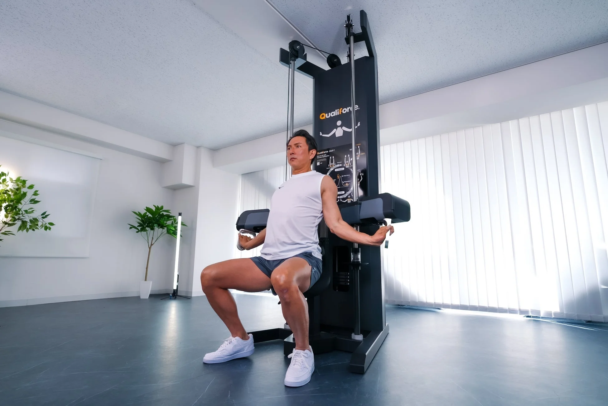 Qualiforce®でトレーニングをする男性