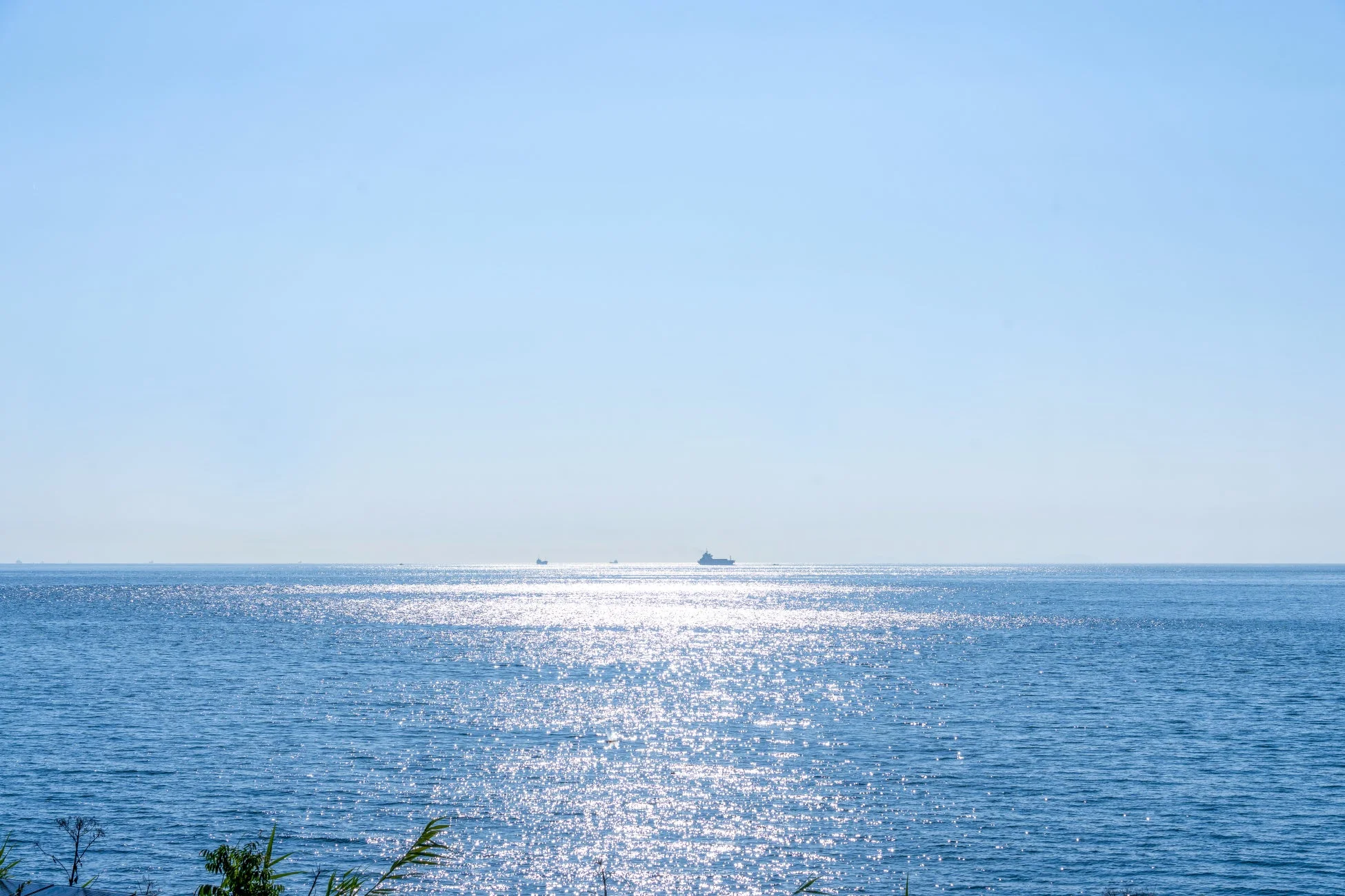 晴れた日の広大な海と船