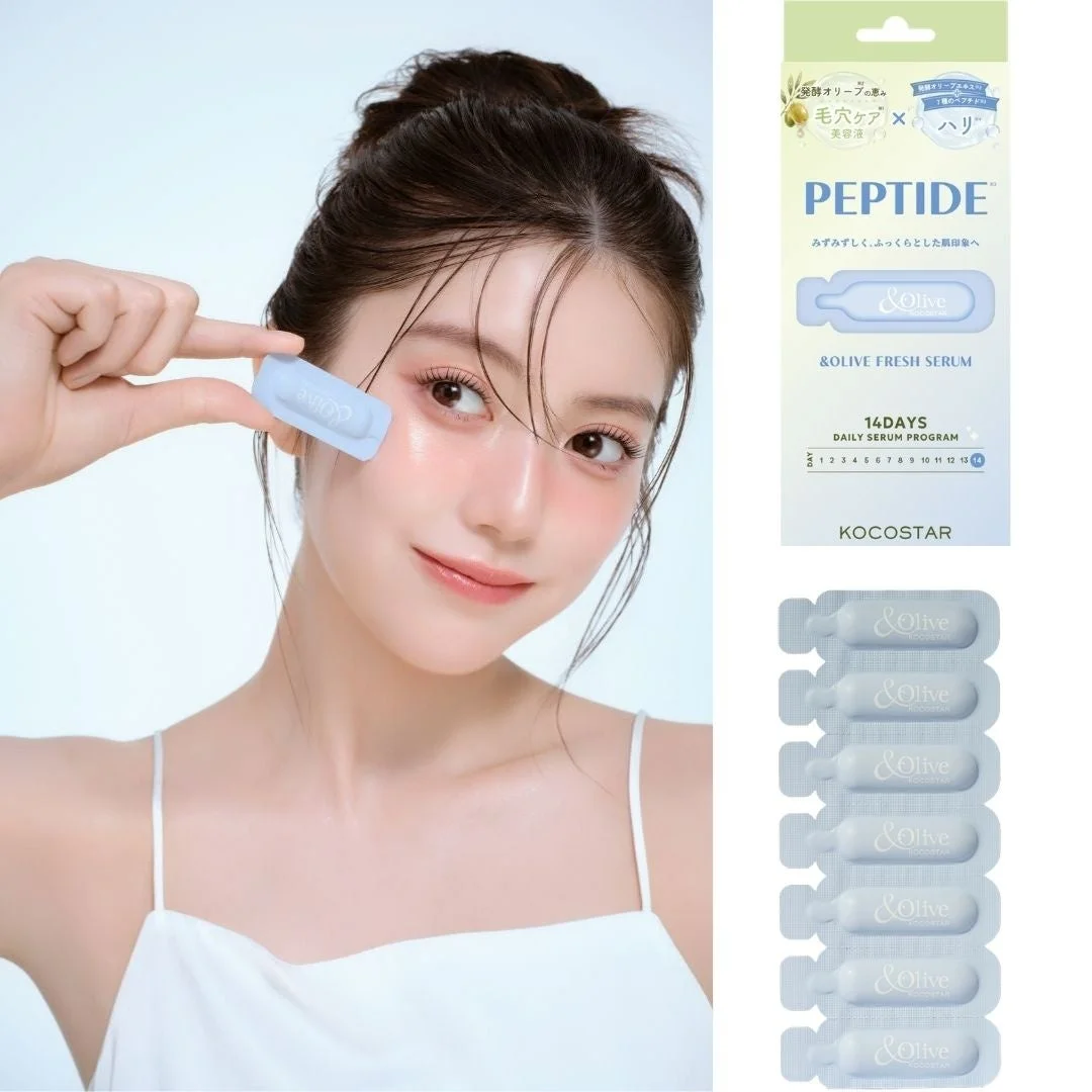 「KOCOSTAR PEPTIDE & OLIVE FRESH SERUM」の広告画像です。若々しい女性が製品のミニチュアアンプルを顔の近くに持ち、製品パッケージとアンプル群が並んでいます。発酵オリーブとペプチドを配合し、毛穴ケアとハリを謳う14日間の集中ケア美容液を紹介しています。