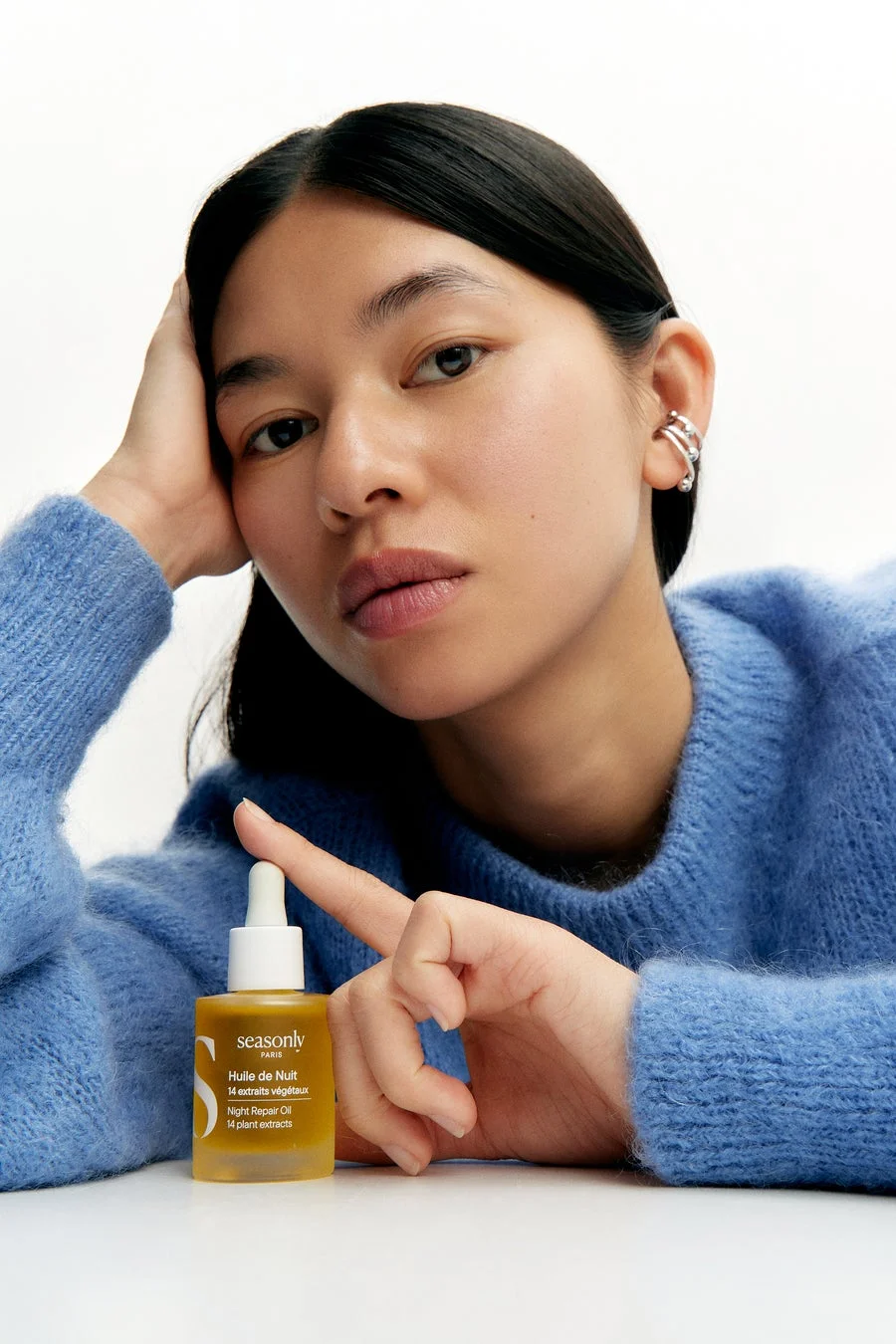Seasonly Night Repair Oilと女性