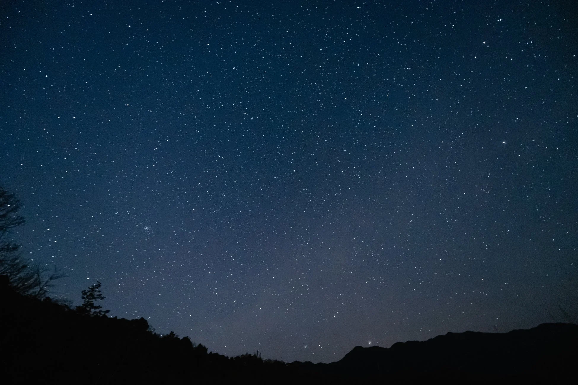 星空と山のシルエット
