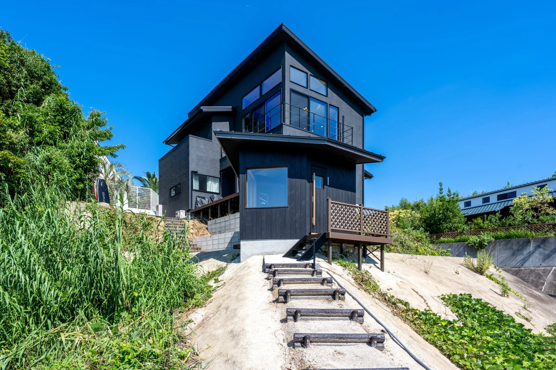 モダンな黒い住宅「COCO VILLA 糸島」