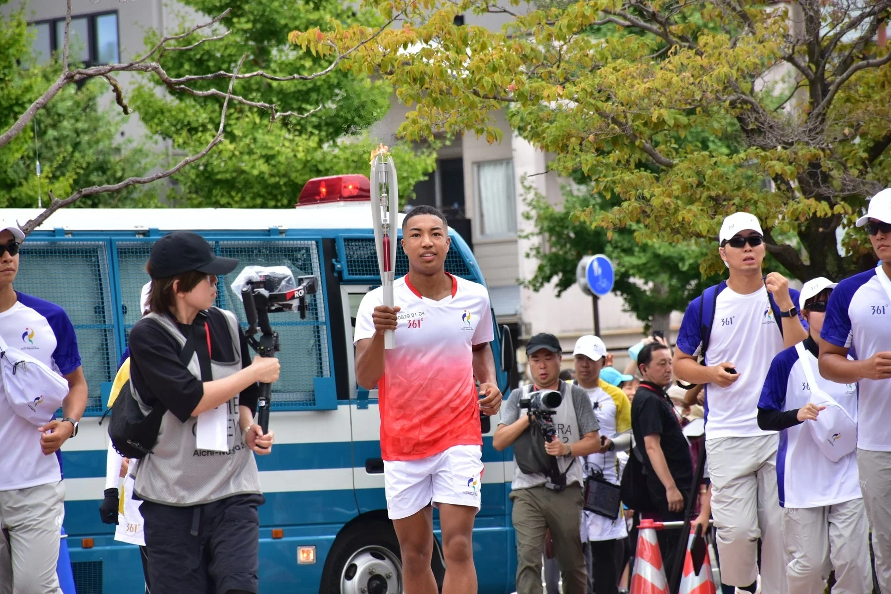 聖火リレーを走る児玉ジュニアさん