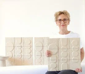 SOPHIE DE MARCHIのウォールデコ作品を持つ女性