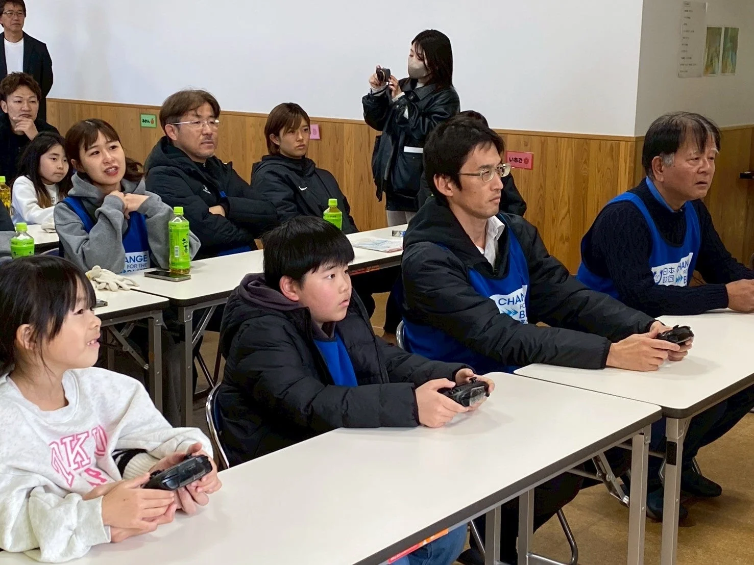 ゲームイベントに参加する人々