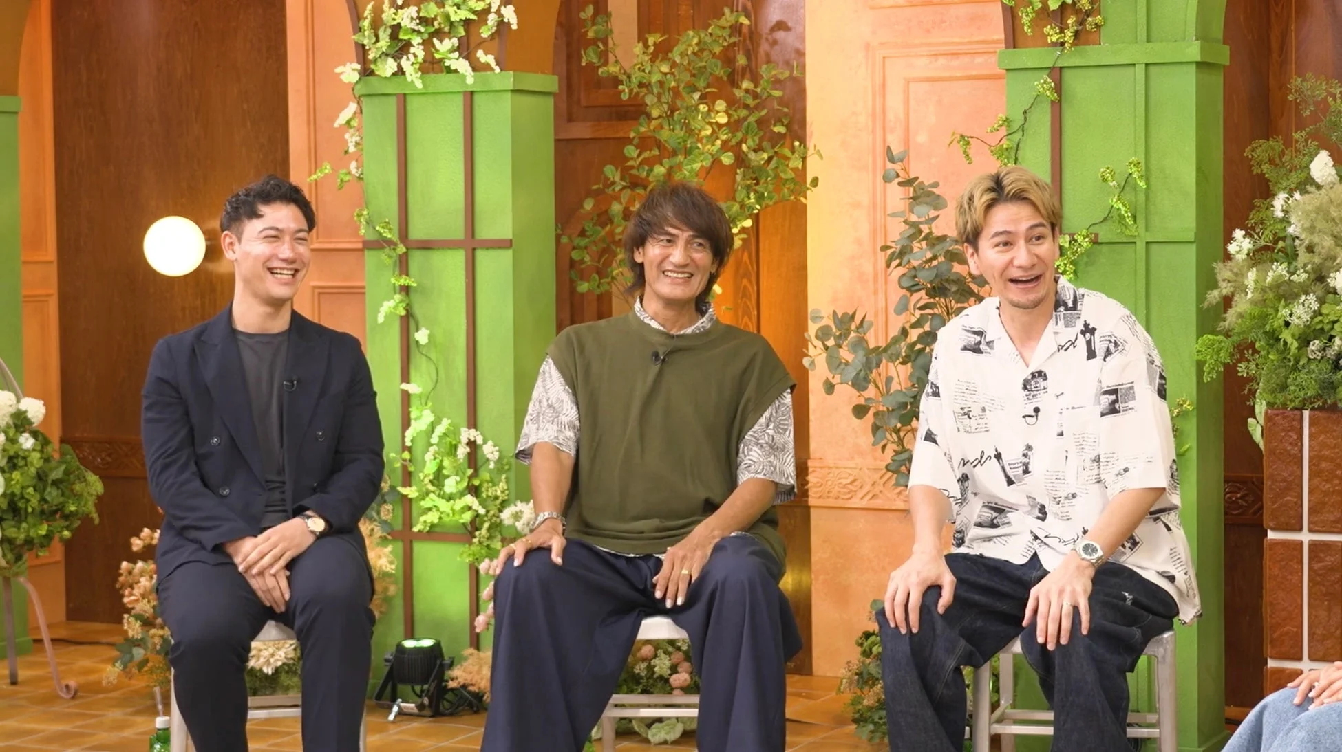 スタジオで話す3人の男性