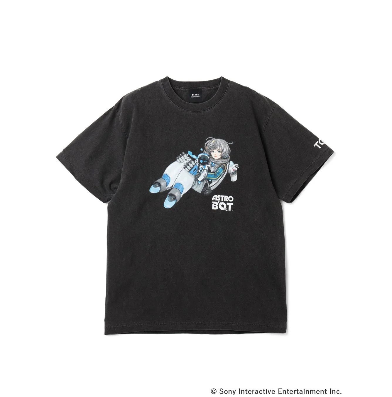 黒いヴィンテージ風のTシャツで、未来的な宇宙服を着たアニメ風の少女が、人気キャラクターASTRO BOTを抱えているイラストが特徴です。