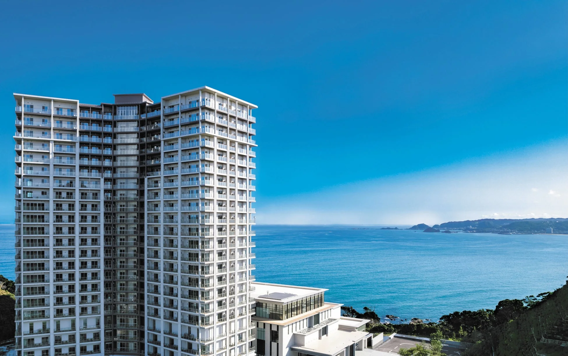 高層マンションと海
