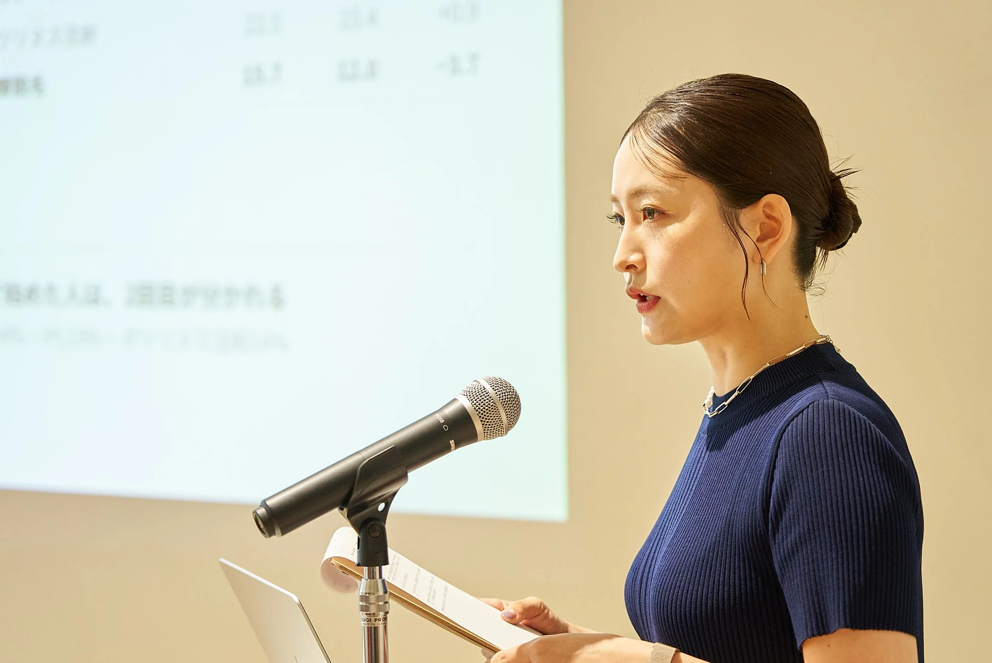 女性,プレゼンテーション,スピーチ,セミナー,ビジネス,講演,マイク,スクリーン,ノートパソコン,屋内,プロフェッショナル