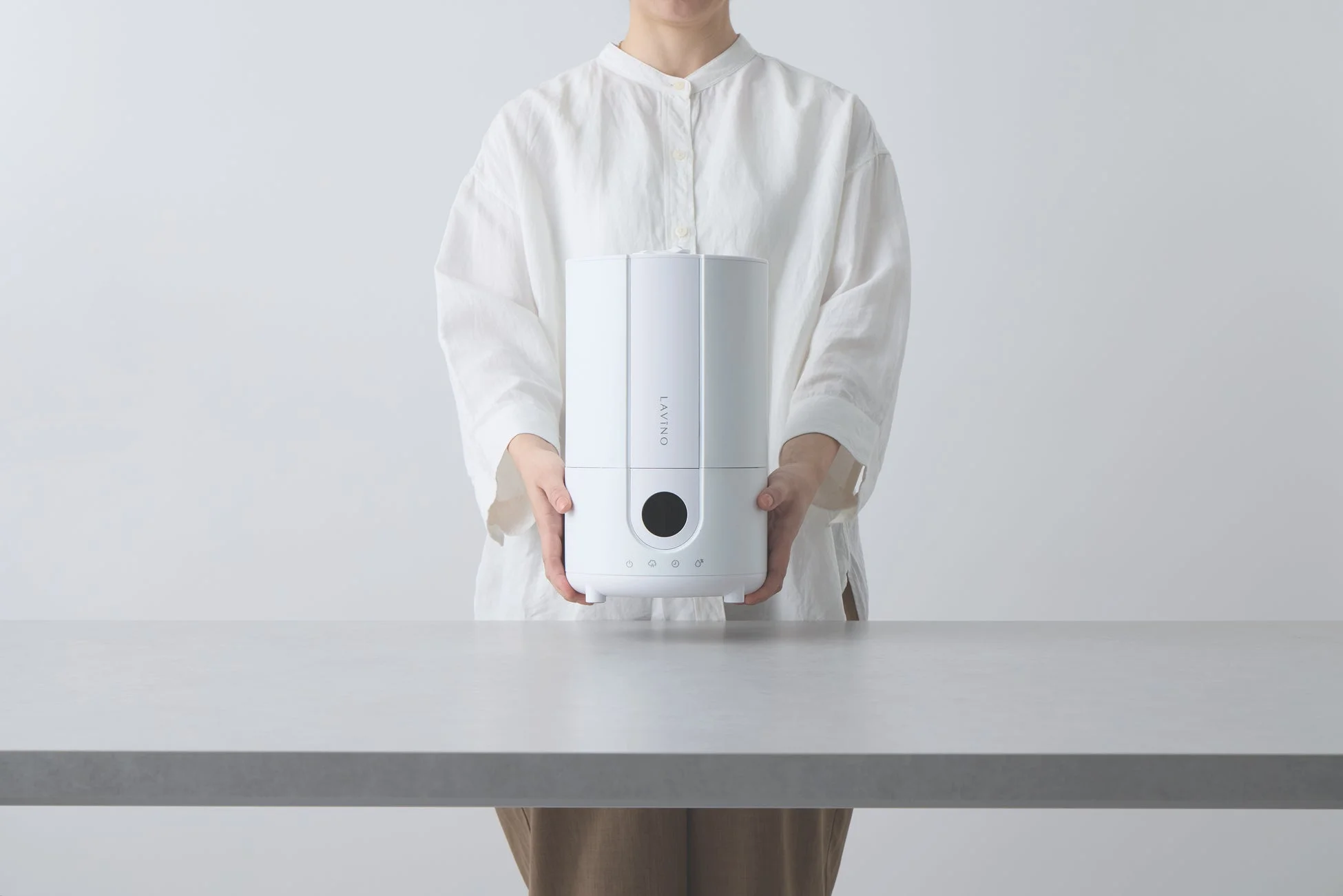 人物が加湿器を持っている