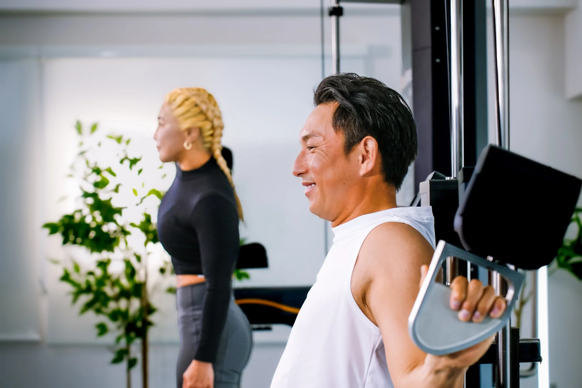 Qualiforce®でトレーニングをする男女