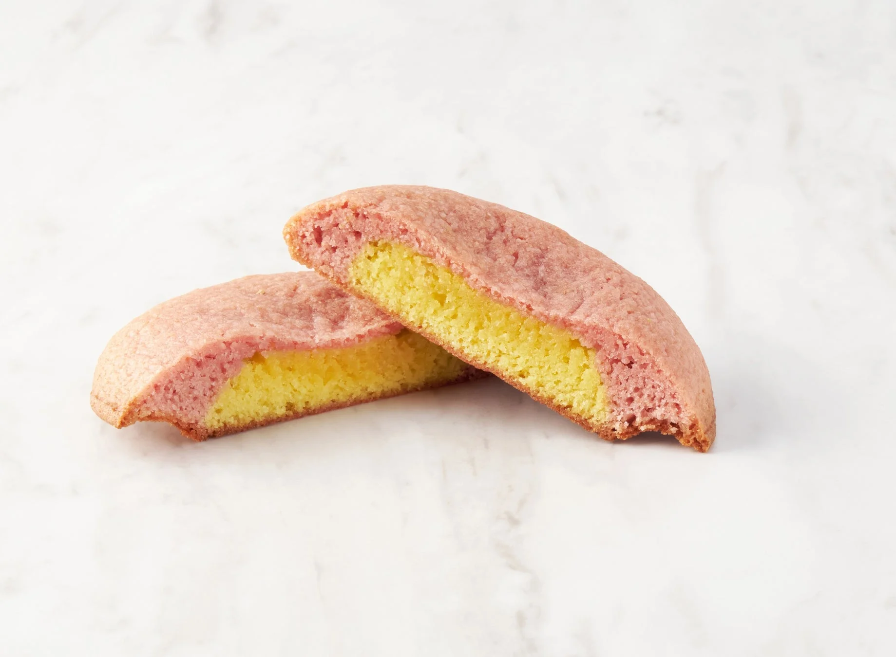 半分に割られた焼き菓子のクッキー